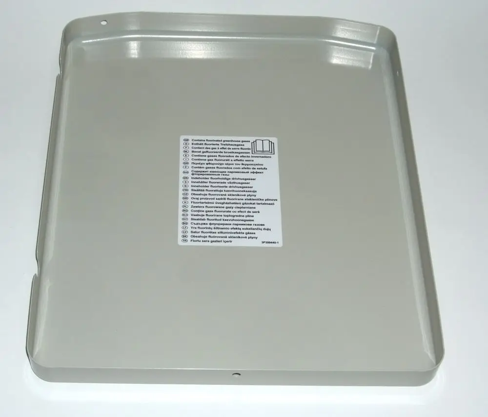 Obere Verkleidung von Daikin, flaches, rechteckiges Metallteil mit einem Label auf der Oberseite, geeignet zur Abdeckung eines Geräts.